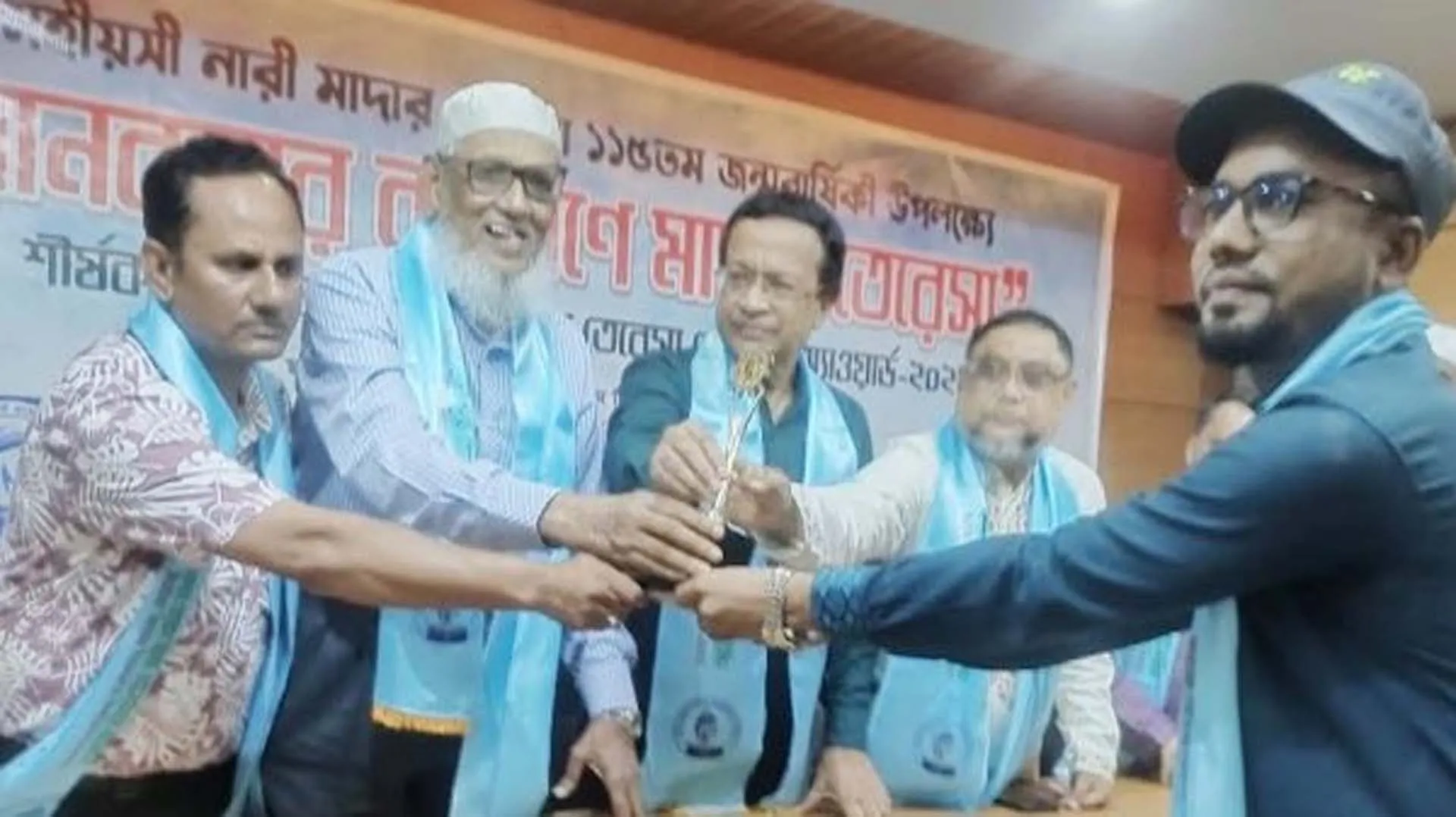 রক্তদানে অবদান রাখায় অ্যাওয়ার্ড পেলেন লালমোহনের সবুজ